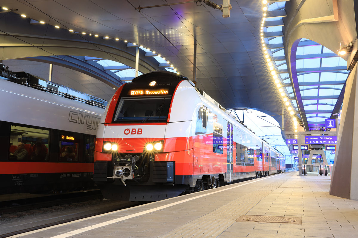 4744.061wartet Geduldig darauf seine Reise in den Norden zu starten. 
Der Abend des 10.1.2019 in Graz Hauptbahnhof.
