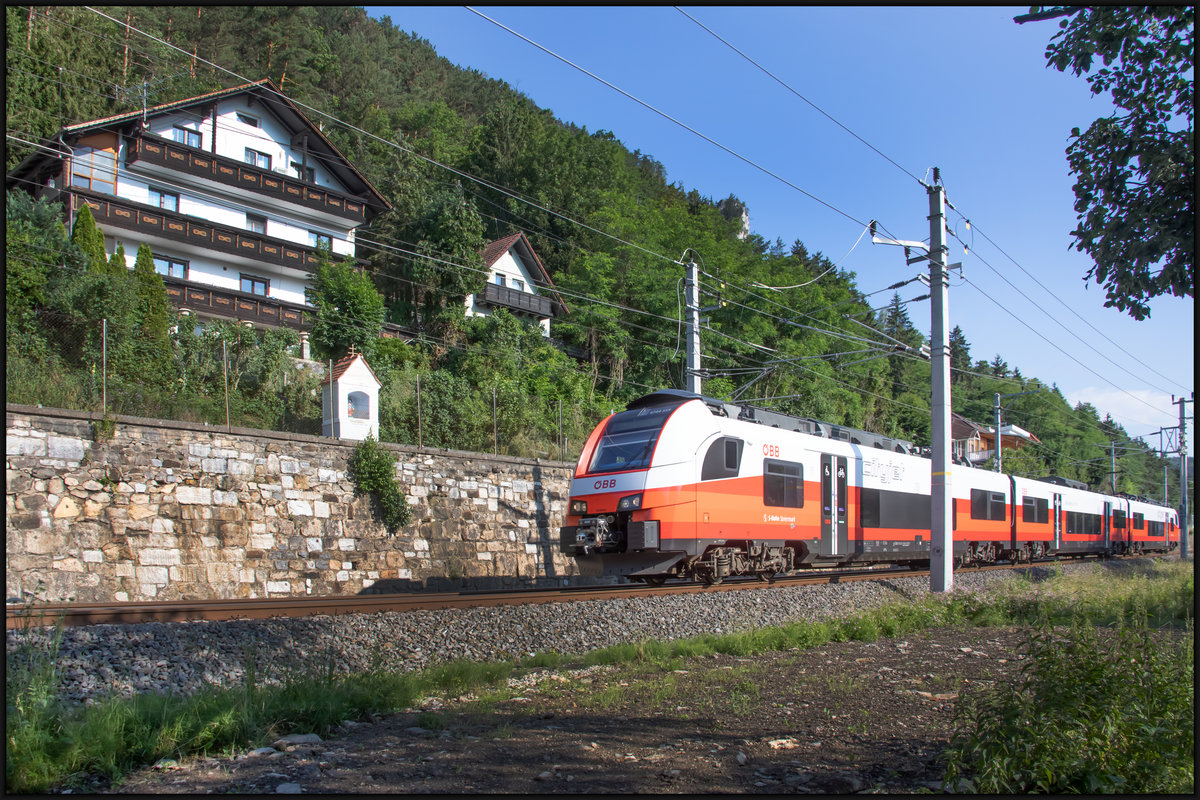4744.553 war einer der ersten  Anblicke  an diesem strahlenden 26.Juni 2020 . 
Hier kurz nach der Haltestelle Stübing schwingt er gemächlich in Richtung Graz Hauptbahnhof. 
