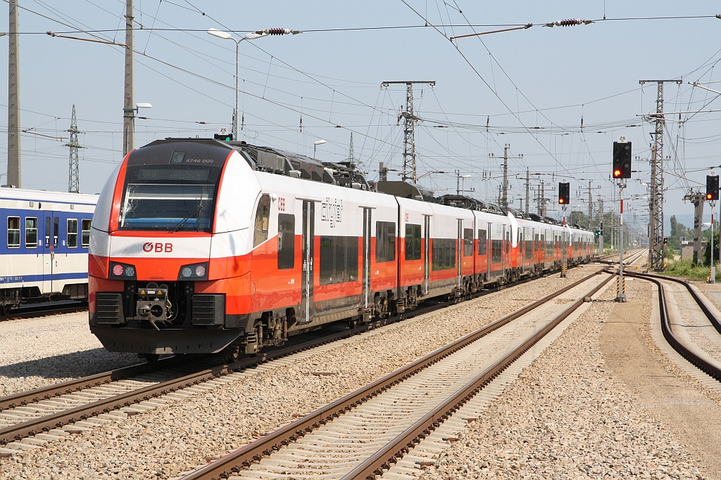 4746 009 als letztes Fahrzeug eines 3-teiligen 4744/4746 Leerpersonenzuges am 24.Juni 2017 bei der Durchfahrt durch den Bf. Absdorf-Hippersdorf.