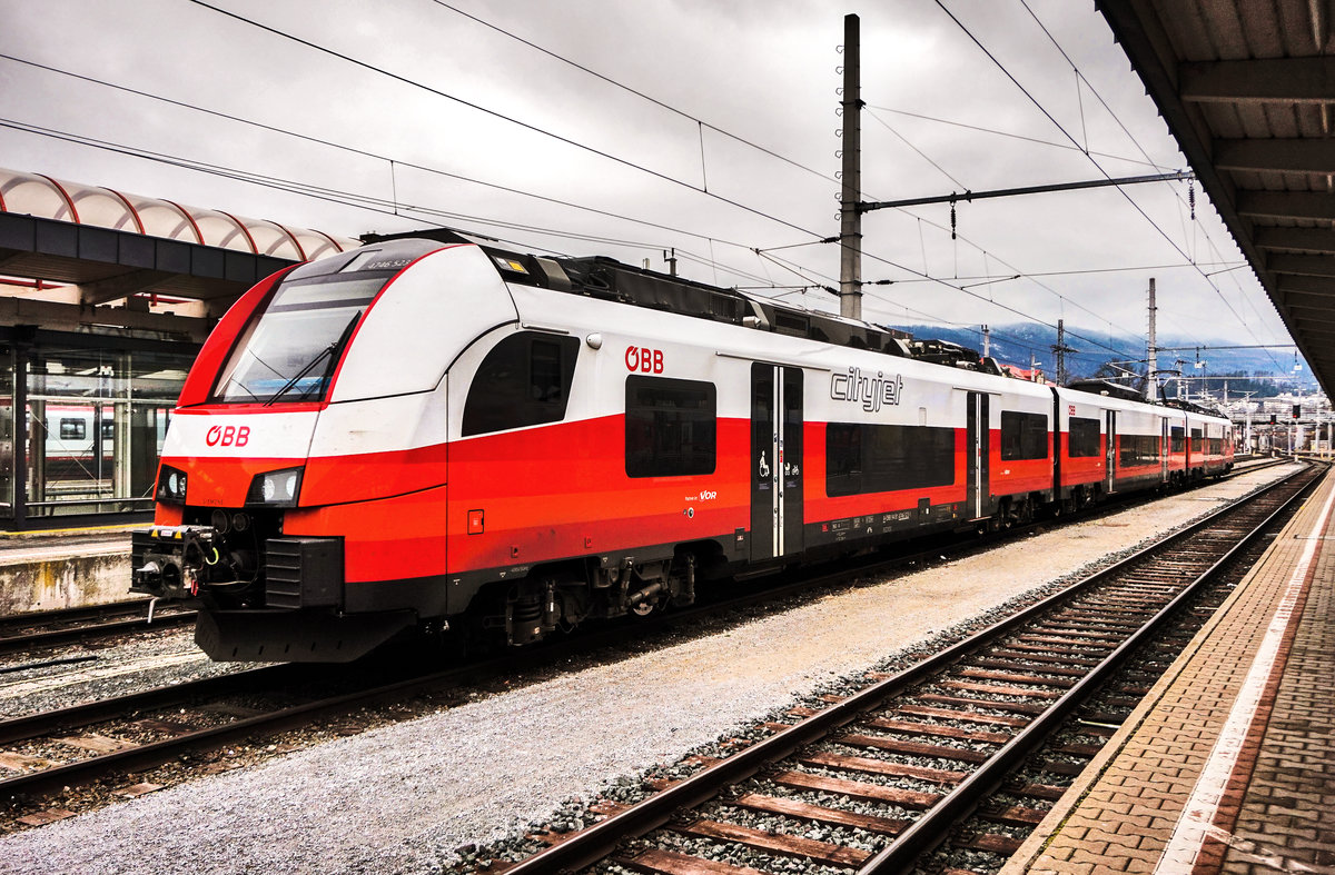 4746 023 steht am 18.3.2018, abgestellt in Villach Hbf.
