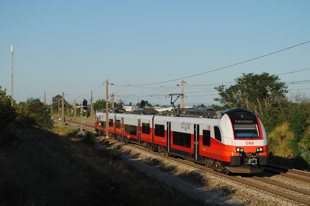4746 024 als S1 29779 zwischen Helmahof und Deutsch Wagram auf der Fahrt nach Wien - Meidling. (01.08.2020)