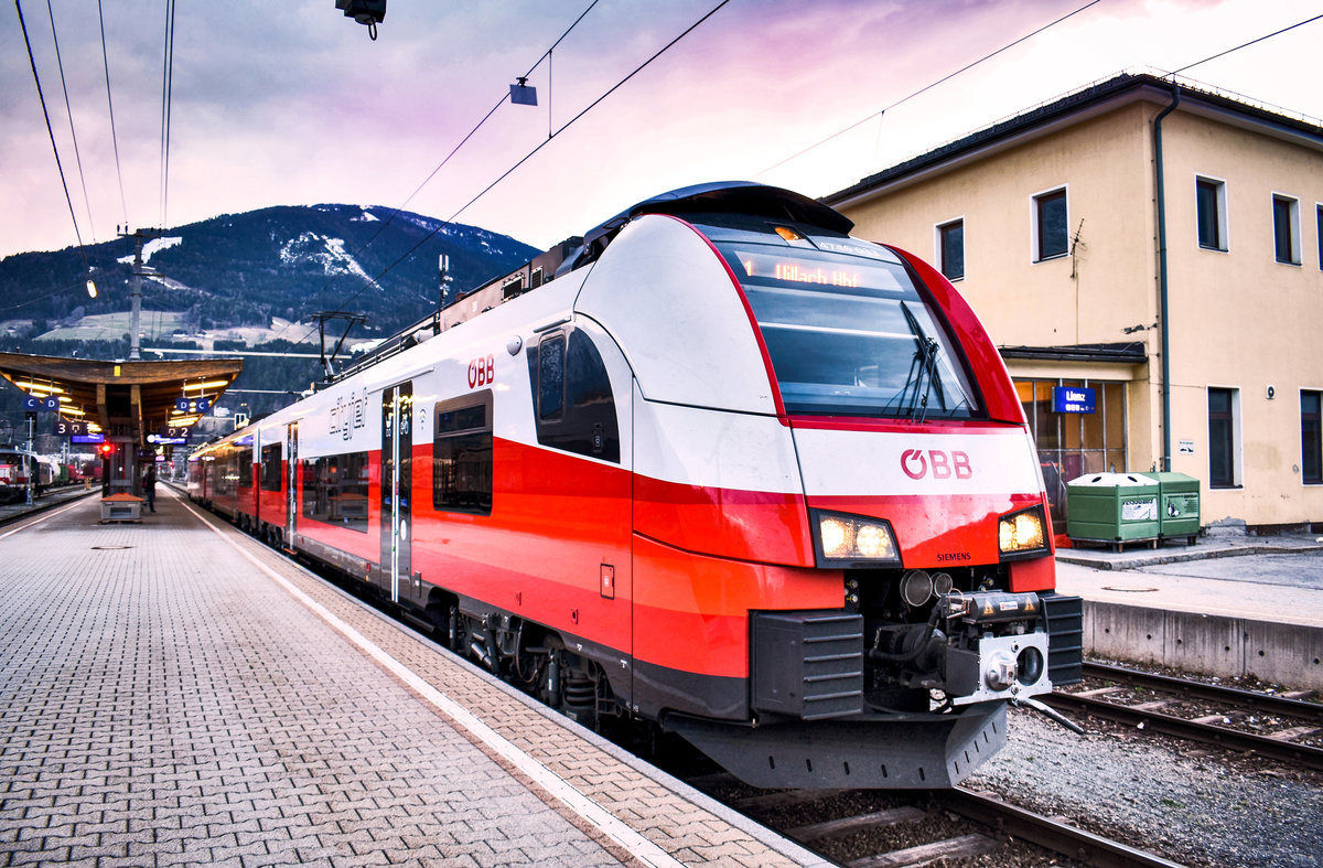4746 033 wartet im Bahnhof Lienz, auf die Abfahrt als S1 4262 (Lienz - Villach Hbf).
Aufgenommen am 25.3.2019.