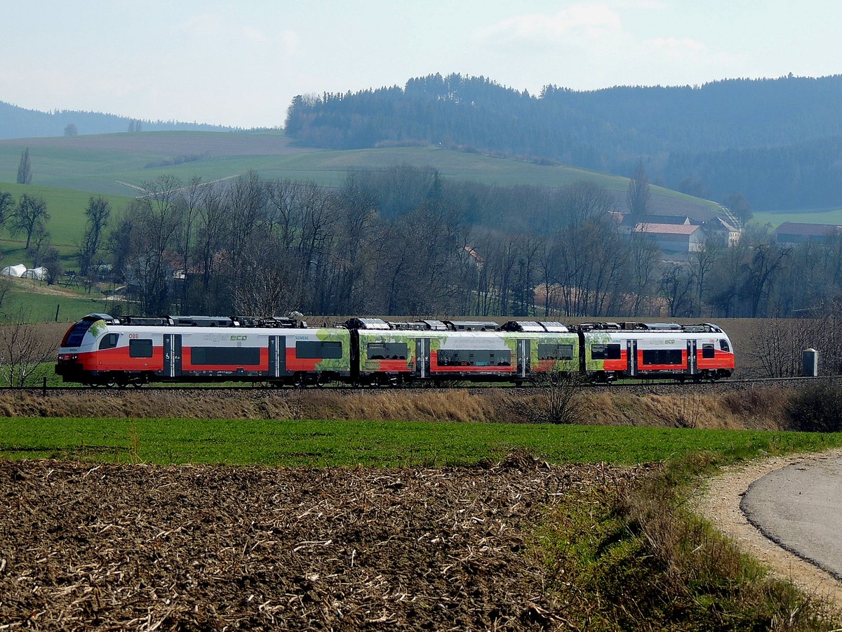 4746 049 fügt sich als Zugleistung R34473 im Bereich Rettenbrunn in Landschaft der Hausruckbahn; 200324