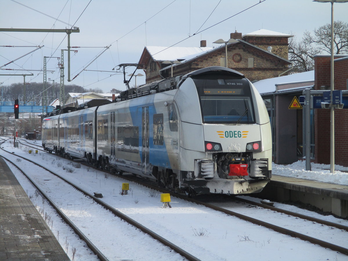 4746 302,als RE Rostock-Sassnitz,am 01.Februar 2021,im verschneiten Bergen/Rügen.