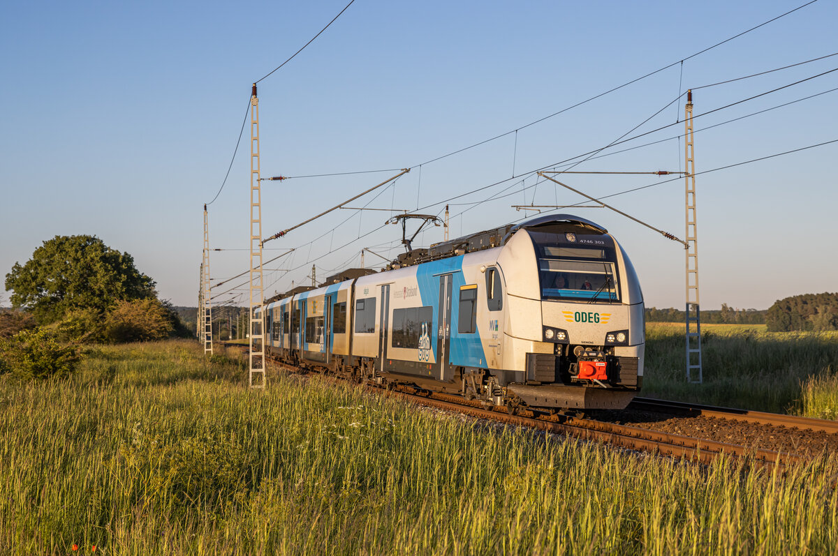 4746 303  Hansestadt Stralsund  als RE9 (76382) der ODEG fuhr am 21.06.2022 vom Ostseebad Binz nach Stralsund Hbf. Aufgenommen bei Samtens.