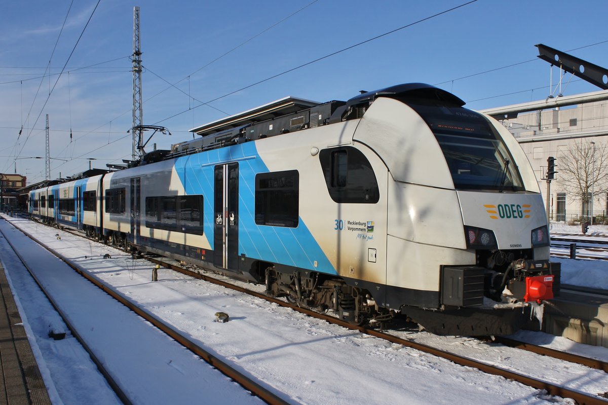 4746 306-1 fährt am 14.02.2021 als RE9 (RE76368) von Sassnitz in den Rostocker Hauptbahnhof ein.