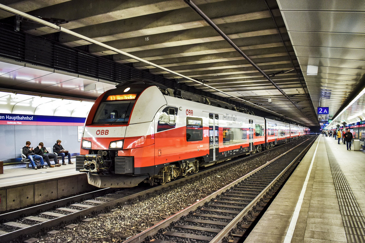4746 503-3 und 4746 xxx, halten als S3 29481 (Korneuburg - Wien Mitte - Wien Meidling), in Wien Hbf (Bahnsteige 1-2).
Aufgenommen am 23.11.2018.