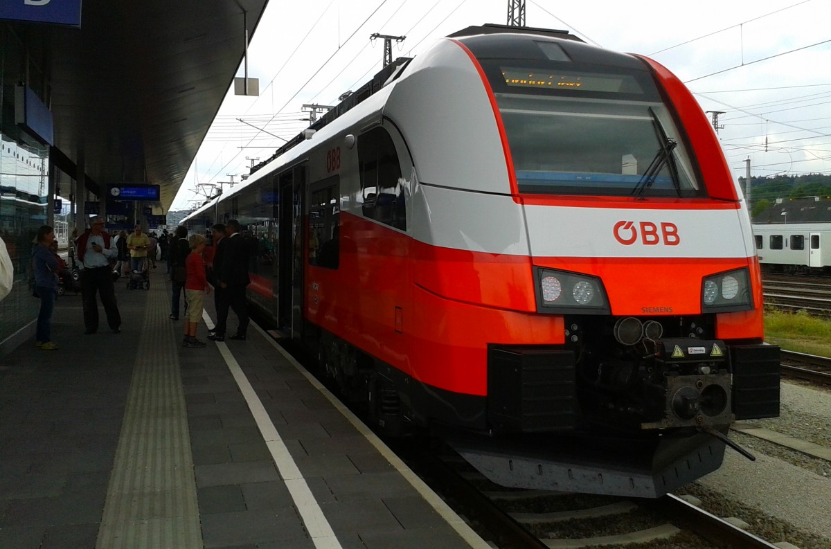 4746 503-3 am 18.8.2015 bei einer Präsentation im Bahnhof Attnang-Puchheim. Im Hintergrund steigen soeben der oberösterreichische Landeshauptmann-Stellvertreter Reinhold Entholzer und  der oberösterreichische Regionalmanager der ÖBB-Personenverkehr AG Paul Sonnleitner aus.