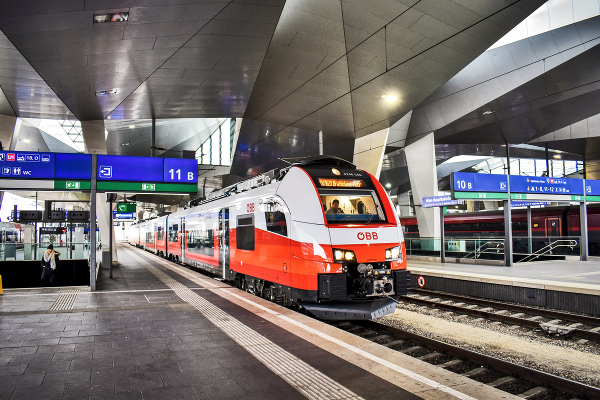 4746 566 hält als REX 7621 (Deutschkreuz - Sopron - Wulkaprodersdorf - Wien Hbf - Kittsee - Bratislava-Petržalka), in Wien Hbf.
Aufgenommen am 23.11.2018.