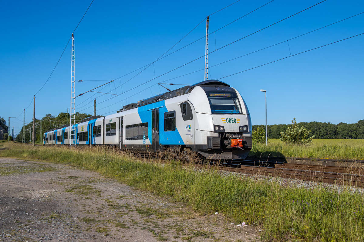 4746 805 als RE9 (76378) der ODEG auf der Fahrt vom Ostseebad Binz nach Stralsund Hbf. Aufgenommen am 21.06.2022 in Teschenhagen.