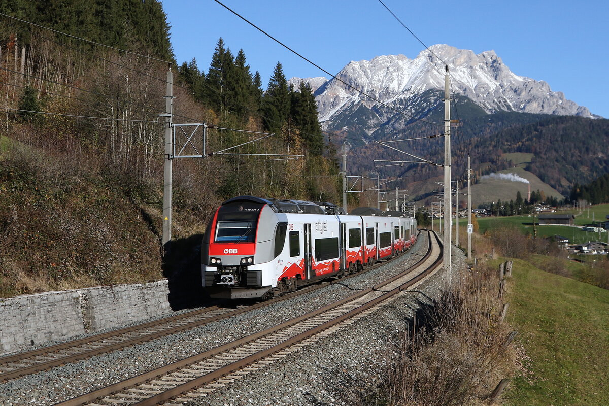 4748 031 unterwegs in Richtung St. Johann. Aufgenommen am 5. November 2025 bei Pfaffenschwend.