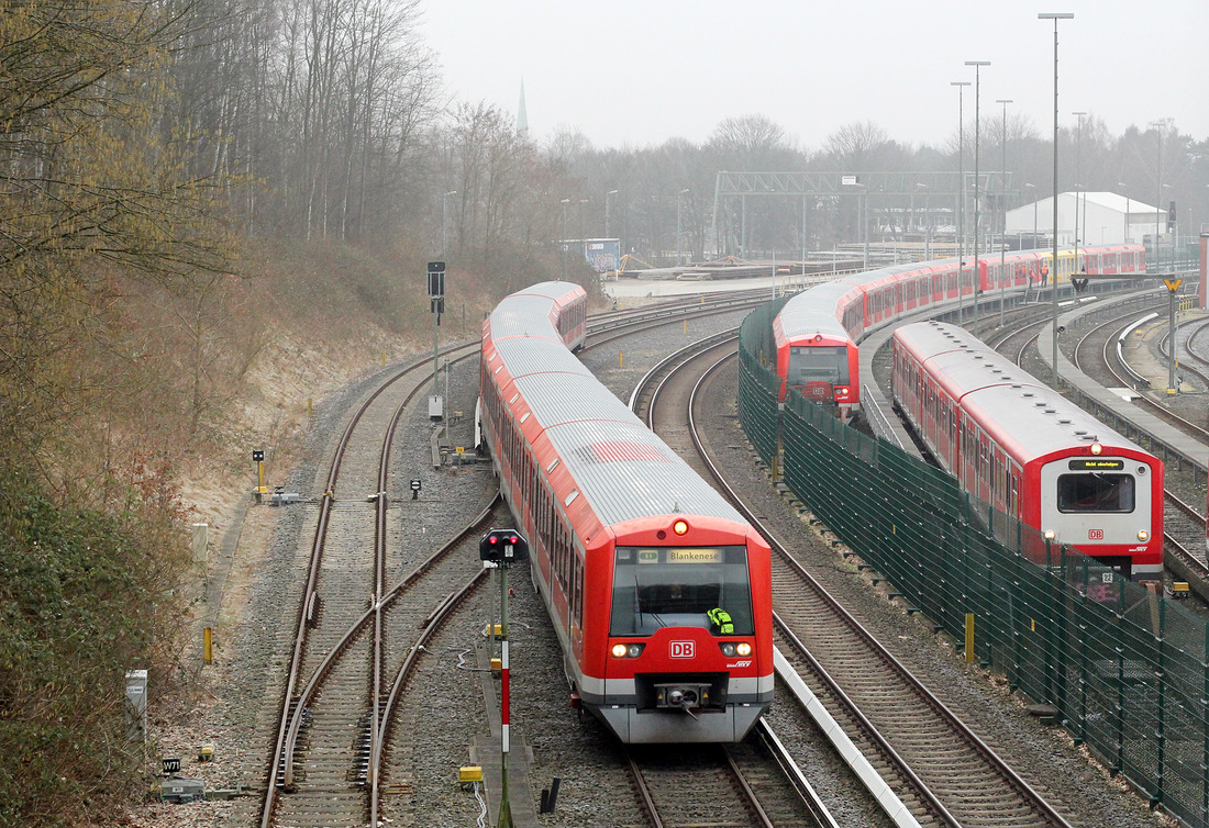 474er der S-Bahn Hamburg (Nummer nicht bekannt) als S 1 nach Blankenese.
Aufgenommen am 29. Februar 2016 in Hamburg-Ohlsdorf.