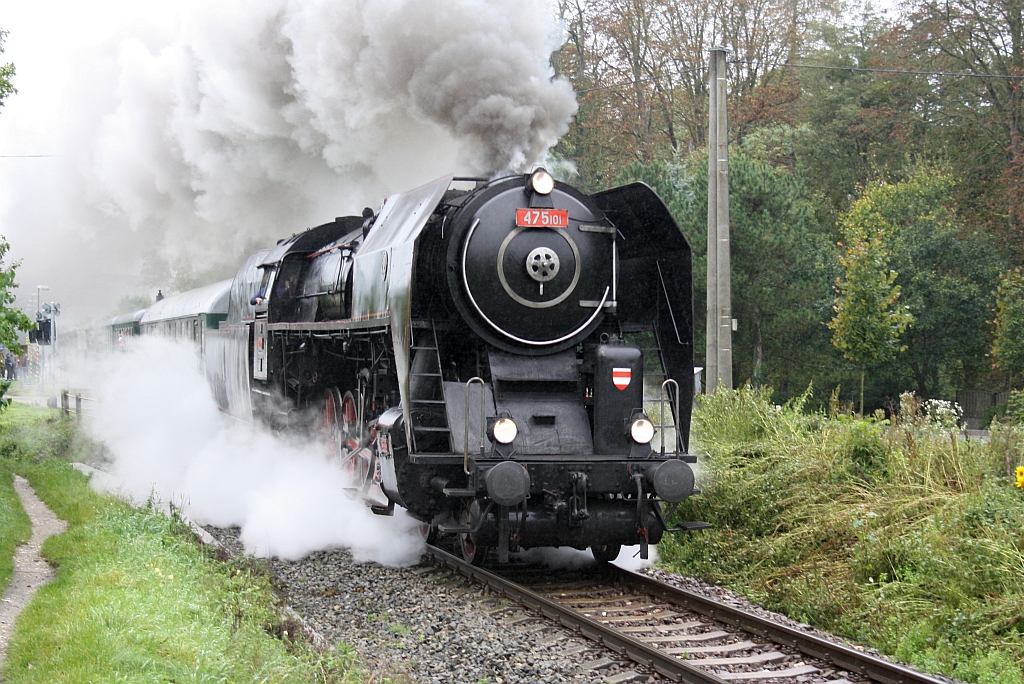 475 101 am 27.September 2014 bei Nieselregen mit Sonderzug von Brno nach Beclav bei der Hst. Valtice Mesto.
