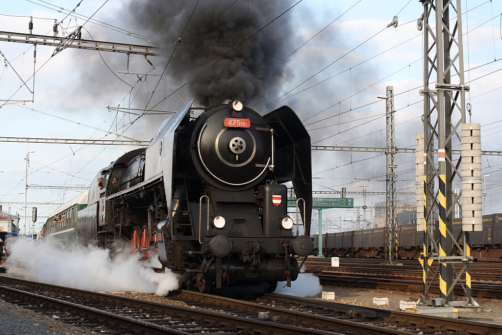 475 101 fährt am 27.September 2014 mit Sonderzug nach Brno aus dem Bf. Beclav.