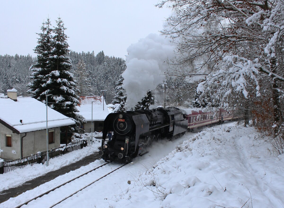 475 111 fuhr am 02.12.23 die Pendelfahrten von Sokolov nach Hrebeny und zurück. Hier ist der Zug in Luh nad Svatavou zu sehen. Am Zugschluss war 745 703. Endlich gab es dort auch mal Schnee.