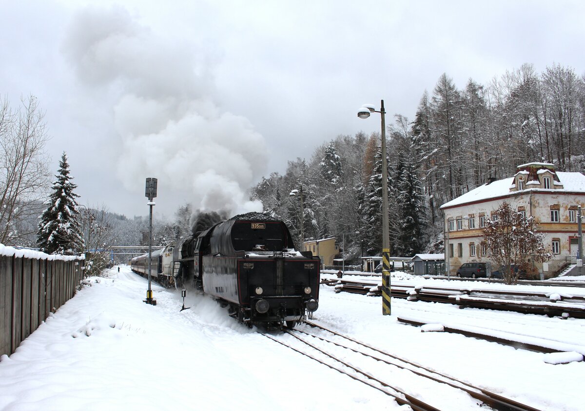 475 111 fuhr am 02.12.23 von Sokolov nach Kraslice und zurück. Hier ist der Zug bei der Rückfahrt in Olovi zu sehen. 475 111 ist vor der 745 703. Endlich gab es dort auch mal Schnee.