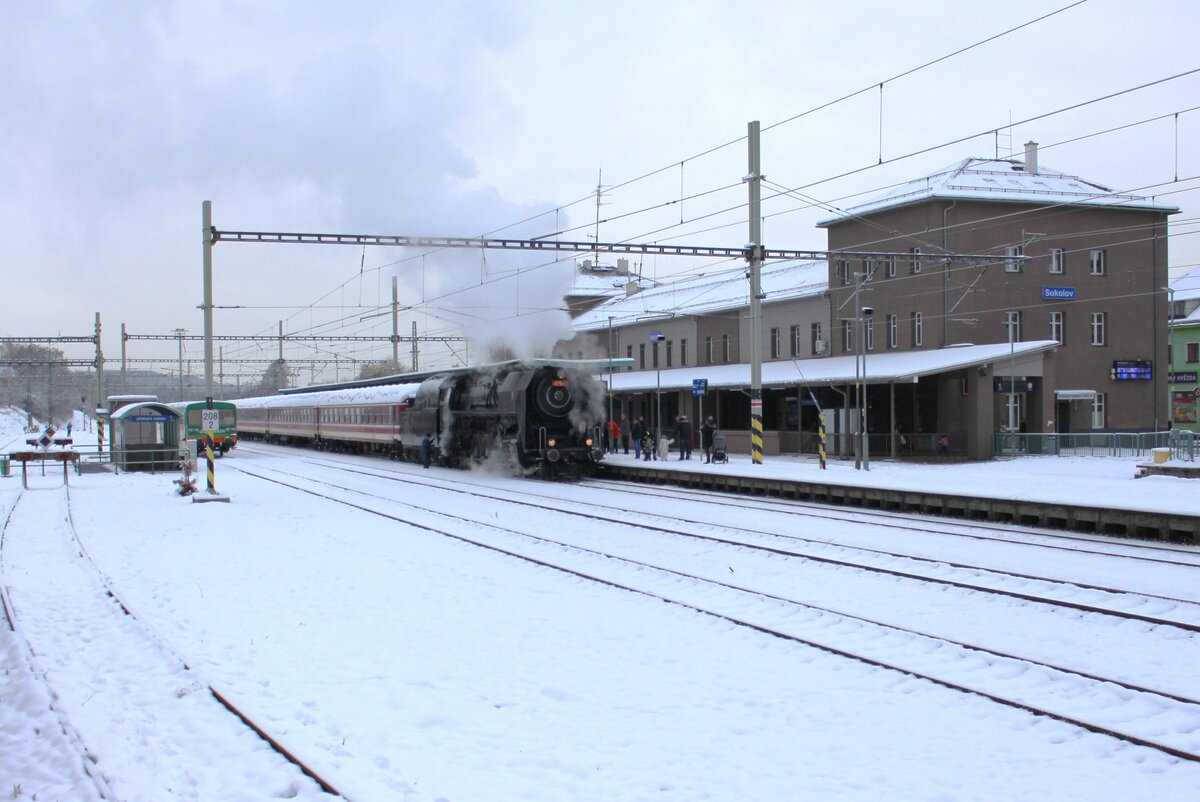 475 111 fuhr am 02.12.23 die Pendelfahrten von Sokolov nach Hrebeny und zurück. Hier ist der Zug noch in Sokolov zu sehen. Am Zugschluss war 745 703. Endlich gab es dort auch mal Schnee.