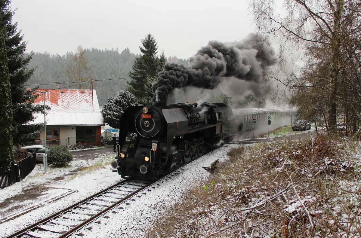 475 111 fuhr am 03.12.22 die Pendelfahrten von Sokolov nach Hrebeny und zurück. Hier ist der Zug in Luh nad Svatavou zu sehen.