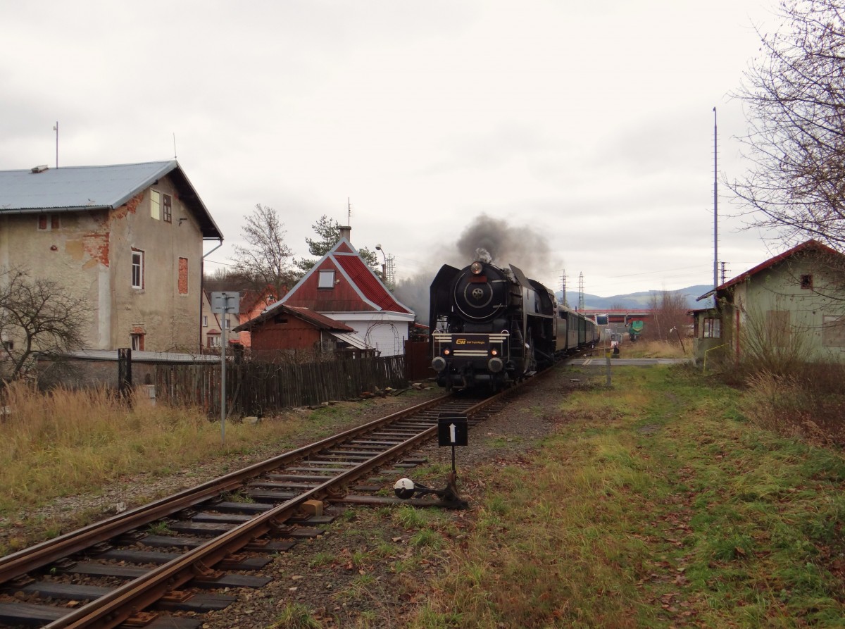 475 111 fuhr am 05.12.15 Pendelfahrten zwischen Sokolov und Hřebeny. Hier zu sehen bei der Einfahrt Svatava.