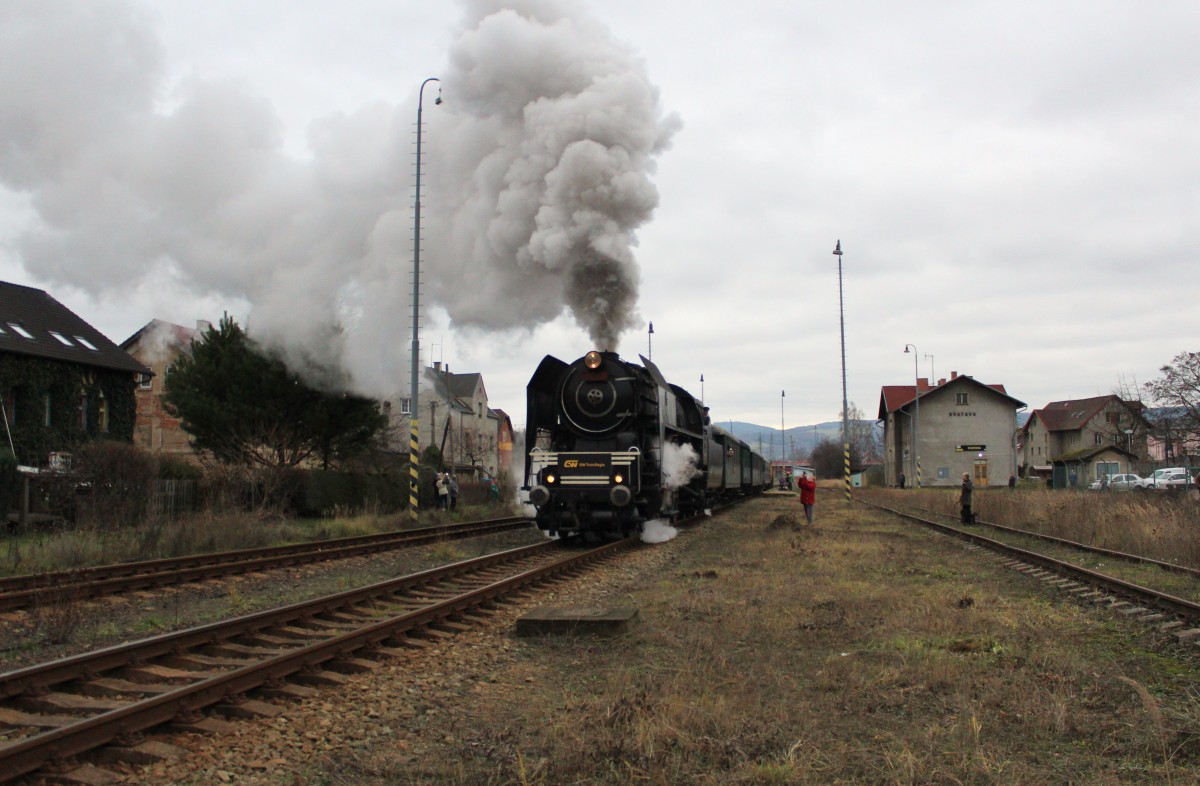 475 111 fuhr am 05.12.15 Pendelfahrten zwischen Sokolov und Hřebeny. Hier zu sehen bei der Ausfahrt Svatava.