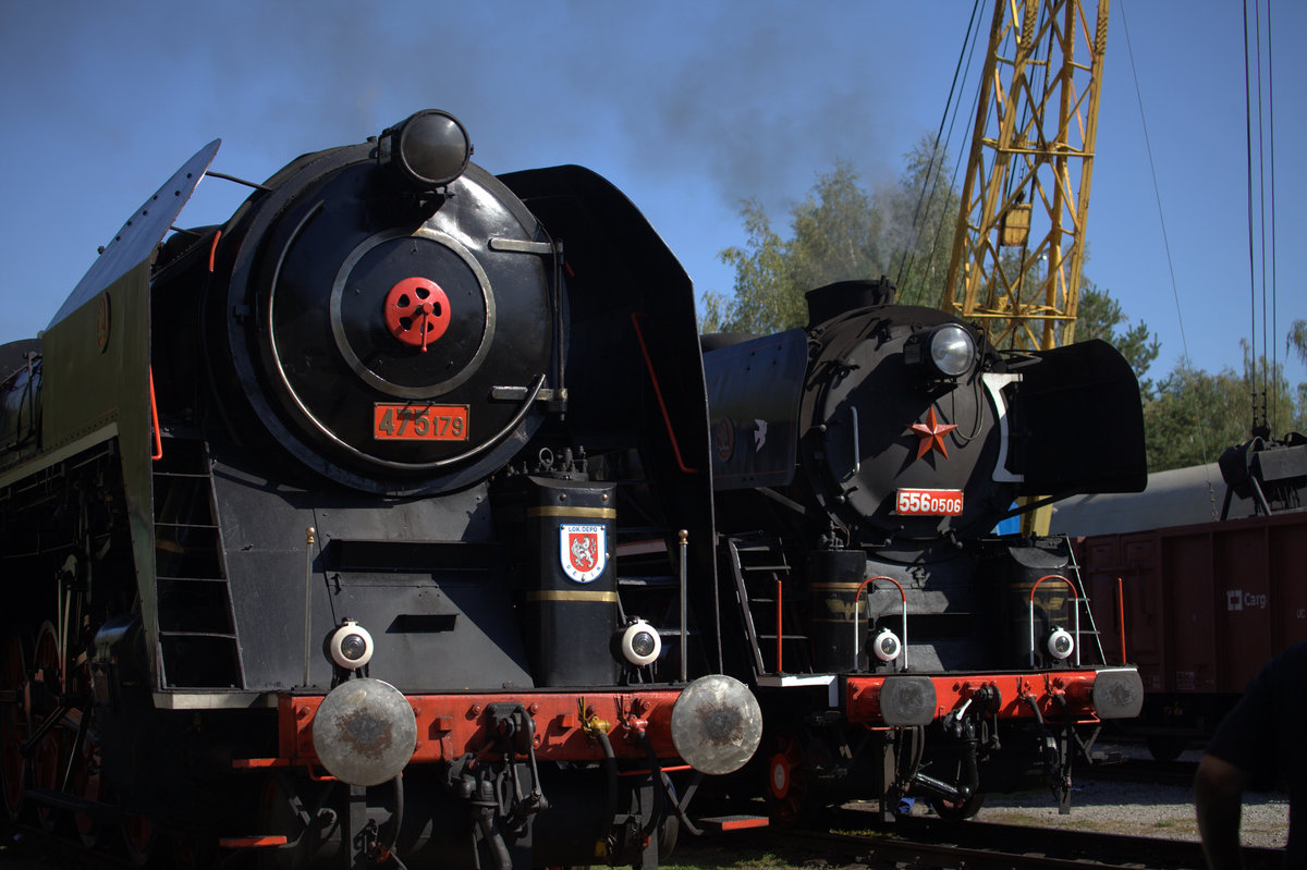 475 179 und 556 0506 bei der Bekohlung, leider ist 475 etwas abgeschnitten...., da hat der Fotgraf geschlampert. 21.09.2019 13:59 Uhr.