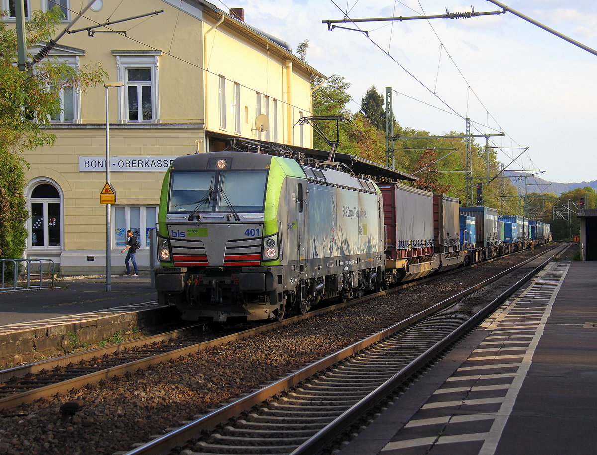 475 401-6 von BLS kommt mit einem KLV-Zug aus Piacenza(I) nach Bierset-Awans(B)  und kommt aus Richtung Koblenz und fährt durch Bonn-Oberkassel in Richtung Köln-Gremberg. 
Aufgenommen vom Bahnsteig von Bonn-Oberkassel an der rechten Rheinstrecke. 
Bei Sommerwetter im Oktober am 6.10.2018.