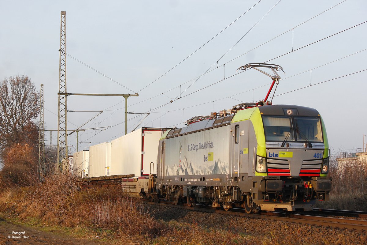 475 401 bls cargo mit Cargobimmer in K�ln Porz Wahn, Dezember 2016.