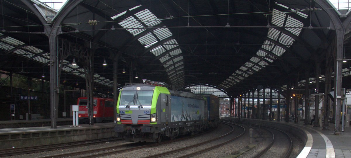 475 404-0 von BLS kommt aus Richtung Aachen-West,Aachen-Schanz und fährt durch den Aachener-Hbf in Richtung Köln mit einem LKW-Zug aus Zeebrugge(B) nach Novara(I) und fährt in Richtung Aachen-Rothe-Erde,Stolberg-Hbf(Rheinland)Eschweiler-Hbf,Langerwehe,Düren,Merzenich,Buir,Horrem,Kerpen-Köln-Ehrenfeld,Köln-West,Köln-Süd. Aufgenommen vom Bahnsteig 2 vom Aachen-Hbf .
Am Mittag vom 12.1.2020.