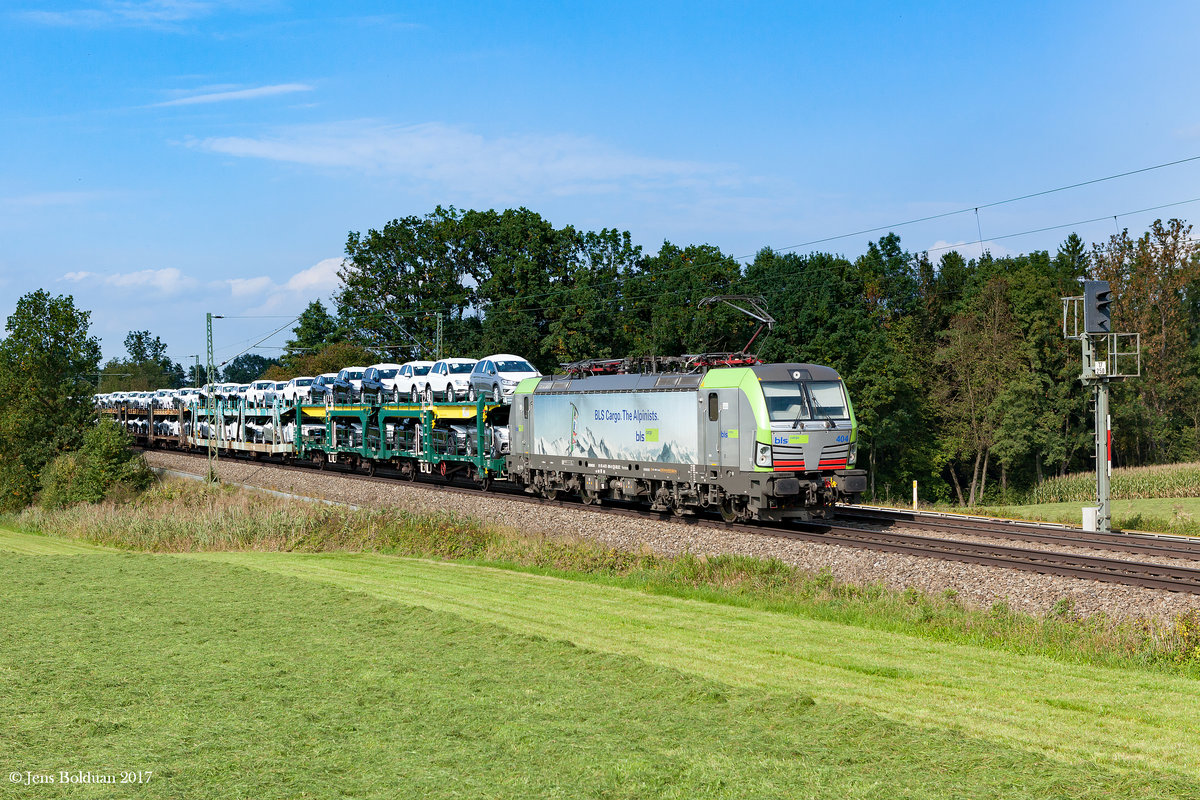 475 404 der BLS Cargo zieht am 23.09.2017 ihren Autozug an Hilperting vorbei in Richtung Rosenheim