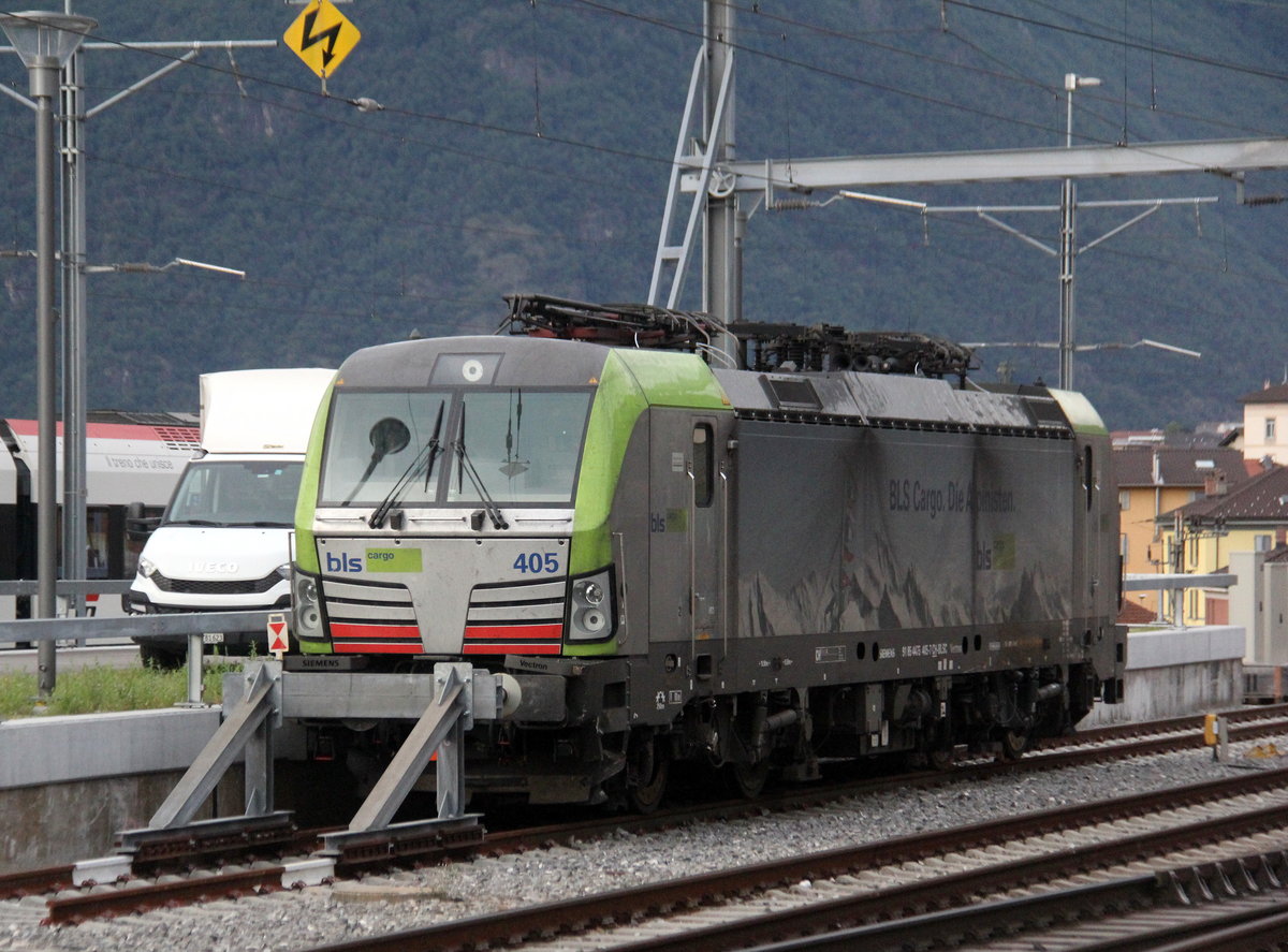 475 405-7 von BLS steht abgestellt in Bellinzona(CH). 
Aufgenommen vom Bahnsteig 3 in Bellinzona(CH). 
Am Abend vom 28.7.2019.