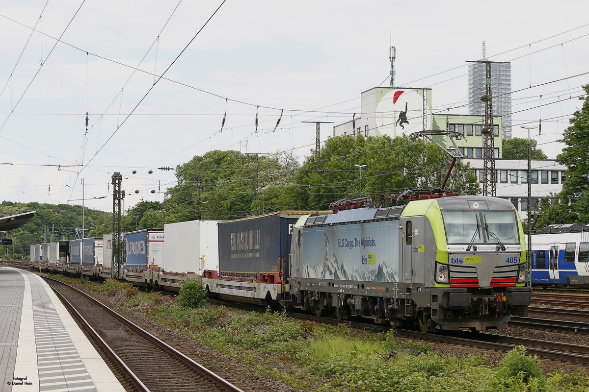 475 405 bls cargo mit Cargobimmer in K�ln West, Mai 2017.