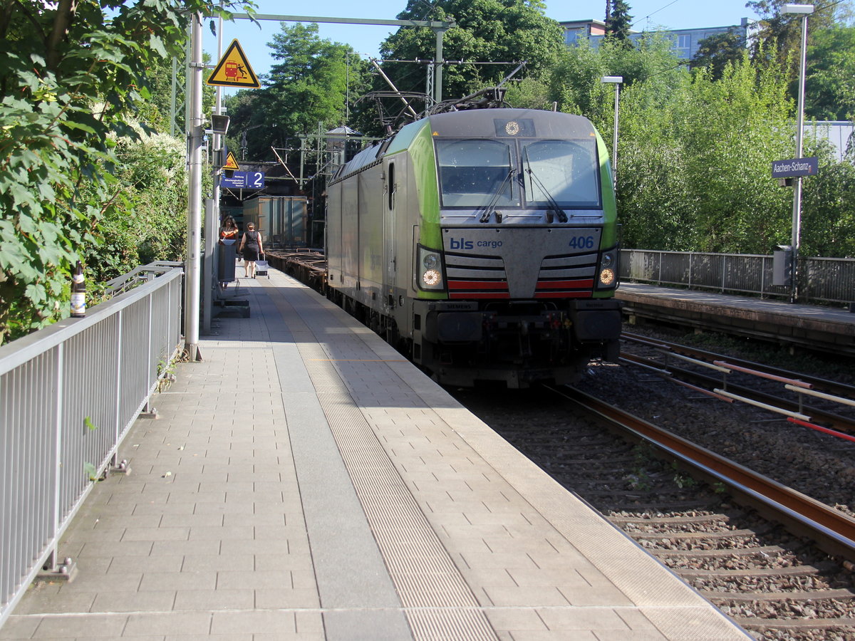 475 406-5 von BLS kommt aus Richtung Köln,Aachen-Hbf und fährt durch Aachen-Schanz mit einem  KLV-TTS-Zug aus Piacenza(I) nach Bierset-Awans(B) in Richtung Aachen-West.
Aufgenommen vom Bahnsteig von Aachen-Schanz. 
Bei Sommerwetter am Abend vom 28.6.2019.