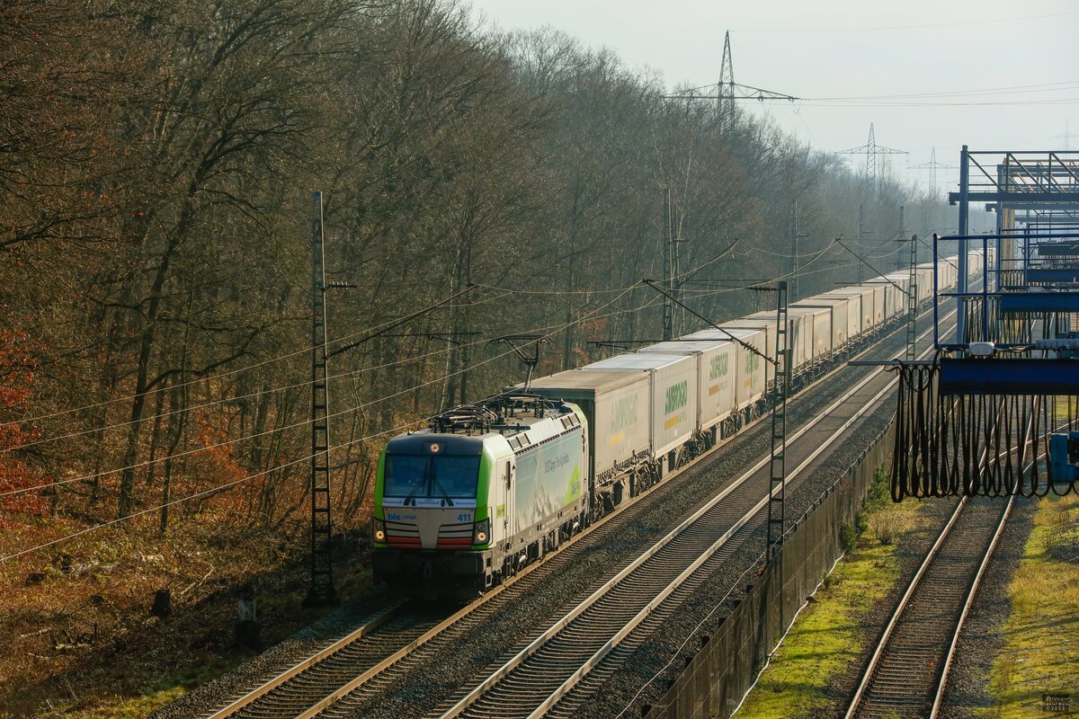 475 411 bls cargo mit Ambrogio in Duisburg Wedau, Januar 2023.