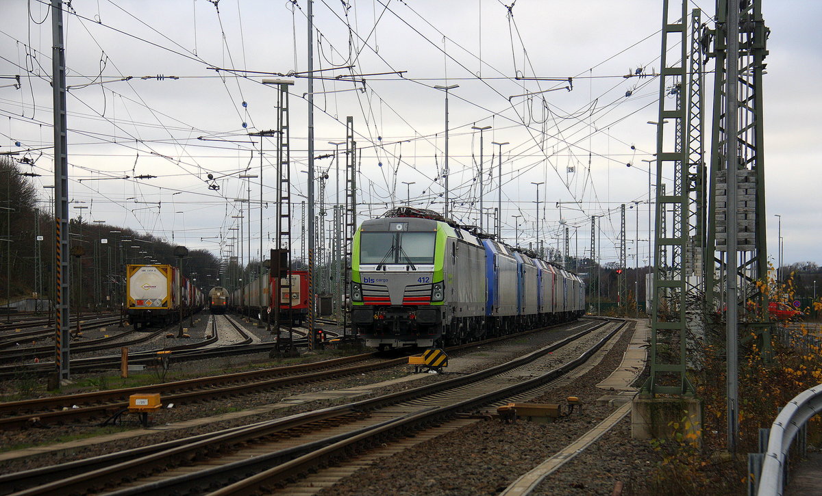 475 412-3 von BLS, 145 CL-204,185 535-2, 145 CL-202, 185  590-7,145 CL-203 alle vier von Crossrail 186 108-7 von BLS,Railpool 185 527-9, und 185 594-6  Suzy  beide von Crossrail stehen in Aachen-West.
Aufgenommen in Aachen-West. 
Bei Sonne und Wolken am Nachmittag vom 25.12.2017.