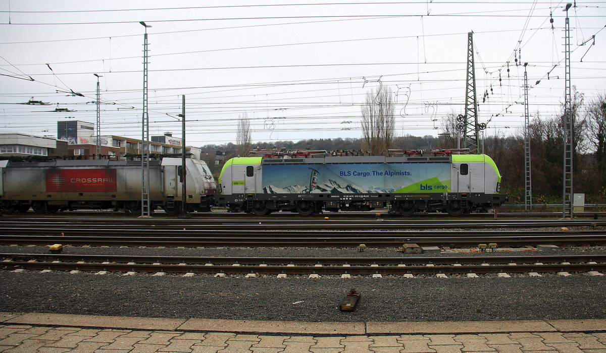 475 412-3 von BLS steht abgestellt in Aachen-West. 
Aufgenommen vom Bahnsteig in Aachen-West.
Bei Wolken am Nachmittag vom 24.12.2017.