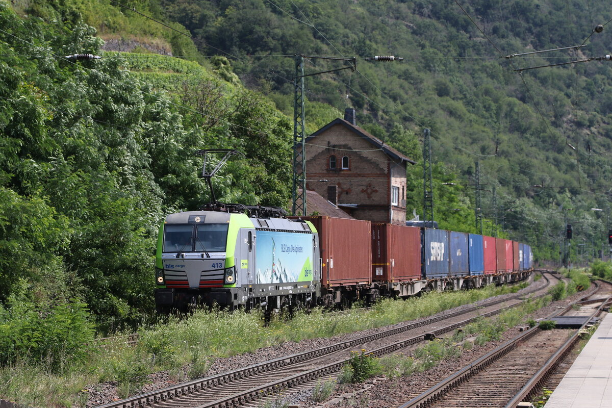 475 413 von  BLS  mit einem Containerzug am 22. Juli 2021 bei Kaub am Rhein.