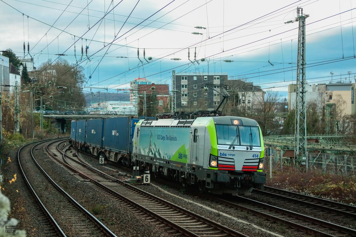 475 414 bls cargo mit Containerzug in Wuppertal, Dezember 2024.