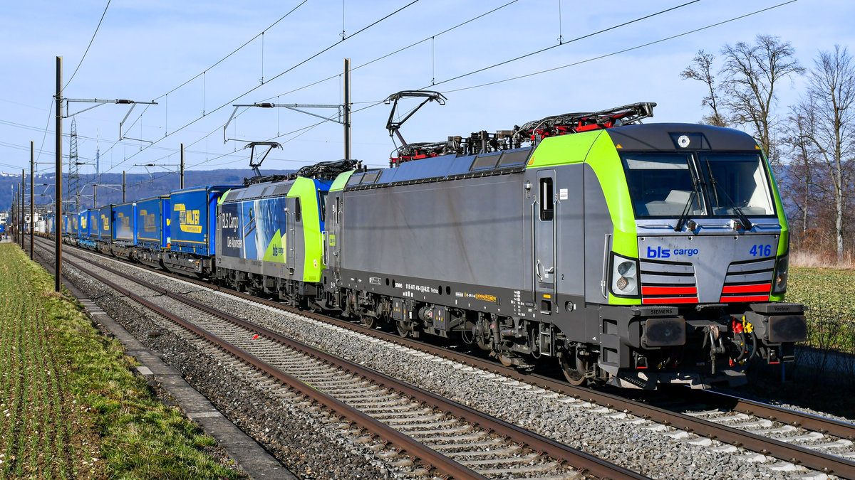475 416 ist zusammen mit 485 005 unterwegs in Richtung Süden, aufgenommen bei Frenkendorf am 20.02.2021.
