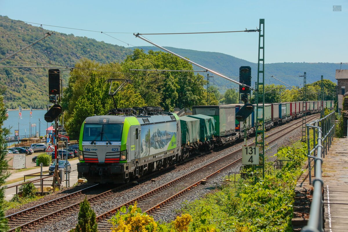475 423 bls cargo mit KLV in Oberwesel, Juli 2025.