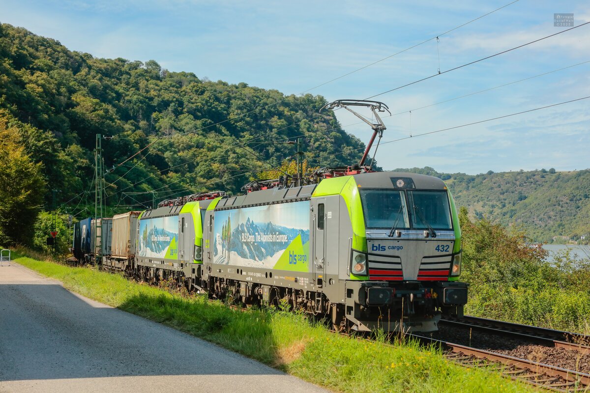 475 432 bls cargo mit Containerzug in Bad Salzig, August 2025.