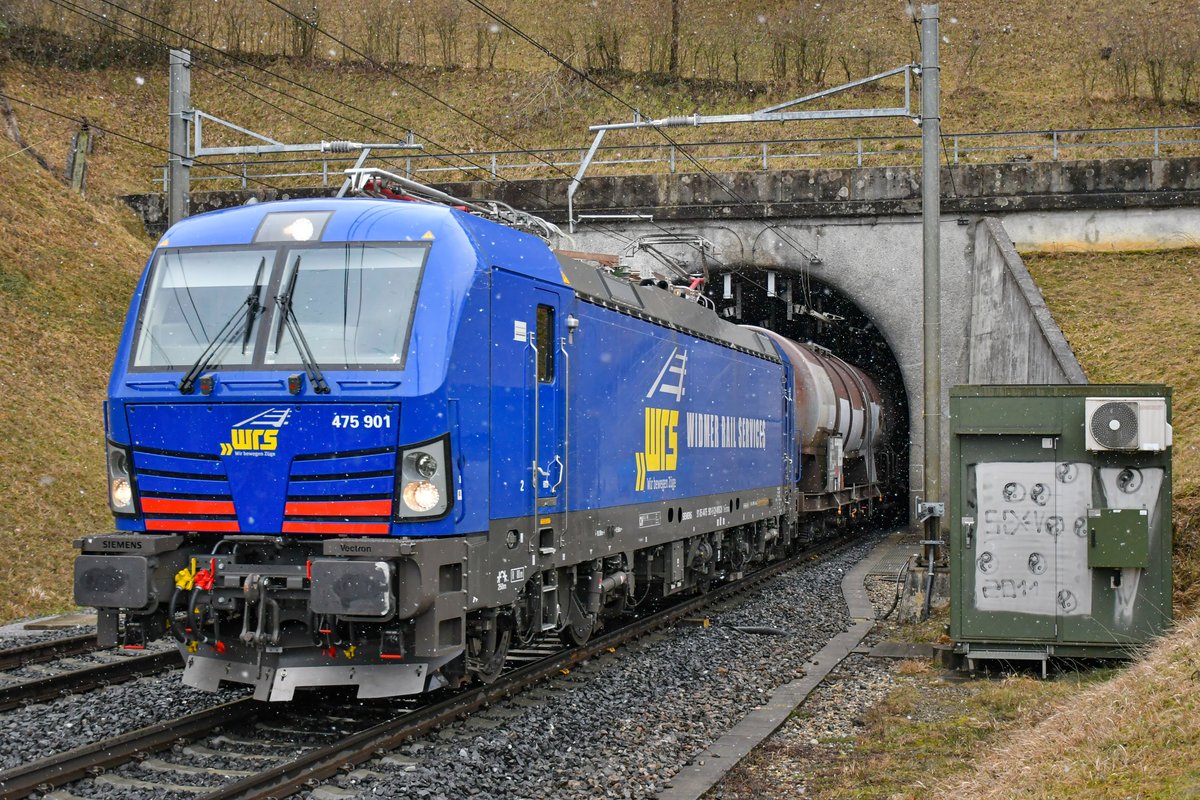 475 901 der wrs mit einem Kesselzug am Haken verlässt am 08.02.2021 den Villnachern-Tunnel in Richtung Basel.