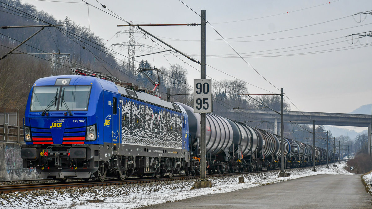 475 902 der wrs ist mit einem Kesselzug zwischen Schinznach-Bad und Brugg AG (CH) unterwegs. Aufgenommen am 15.02.2021. Gruss zurück an den Lokführer und allzeit gute Fahrt.