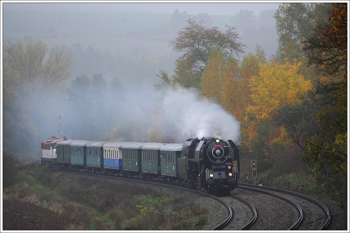 475.101 mit ihrem Sonderzug von Brno hl. n. über Veselí nad Moravou nach Velká nad Veličkou am 21.10.2017 kurz nach Nemotice aufgenommen. 