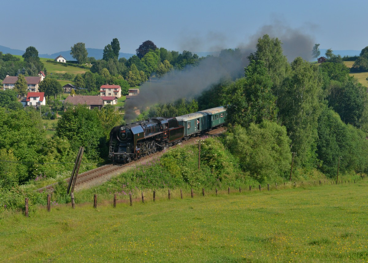 475.111 mit einem Sonderzug am 04.07.2015 bei Desenice. 