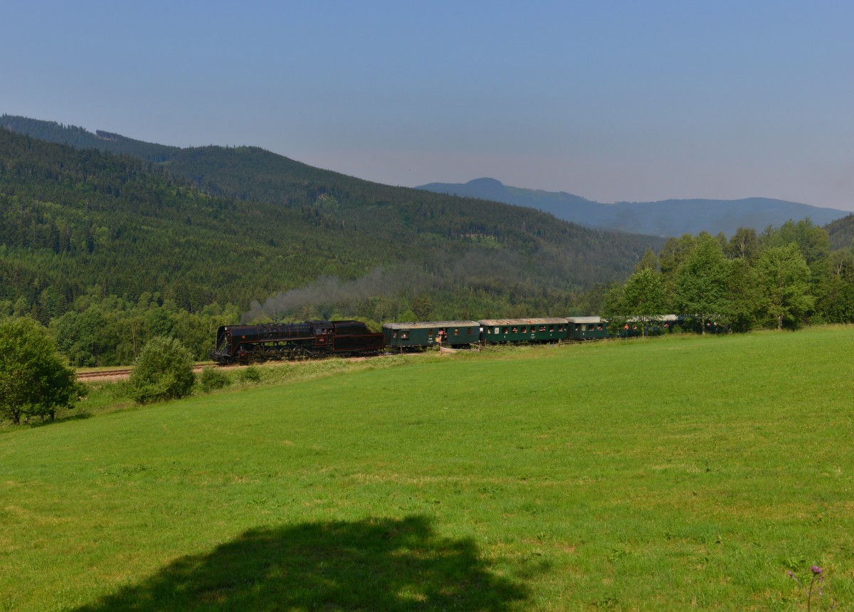 475.111 mit einem Sonderzug am 04.07.2015 bei Hojsova Stráž-Brčálník