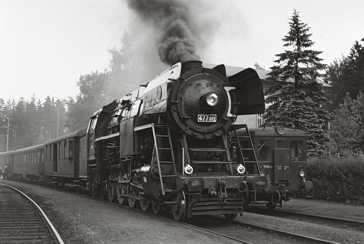 477 012 im Jahr 1974 vor Eilzug Rumburg-Bakov nad Jizerou im Bahnhof Jedlova