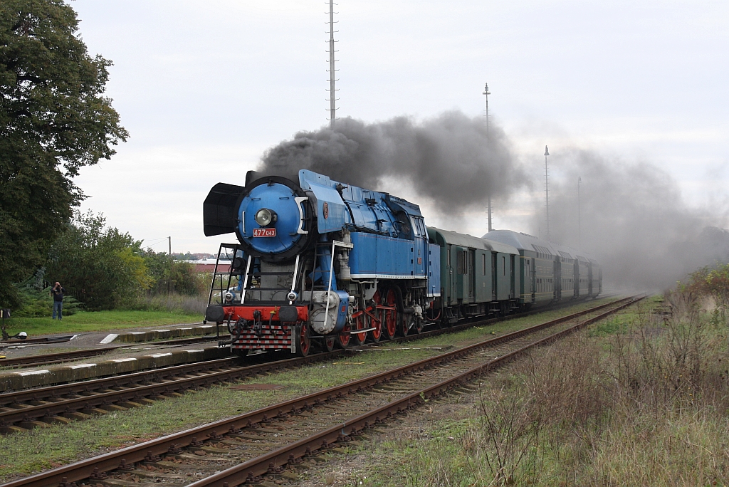 477 043 fährt am 27.September 2014 mit dem Sonderzug von Breclav nach Znojmo durch den Bf. Valtice.