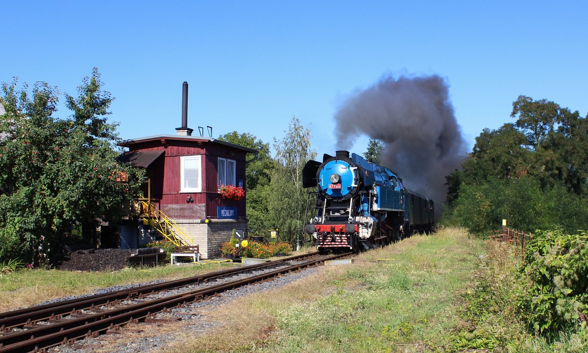 477 043 fuhr am 27.08.16 von Lužná u Rakovníka nach Chomutov. Dort steht ein Besuch des Depots des Technischen Nationalmuseums Prag auf dem Programm. Hier der Zug in Měcholupy bei der Rückfahrt.