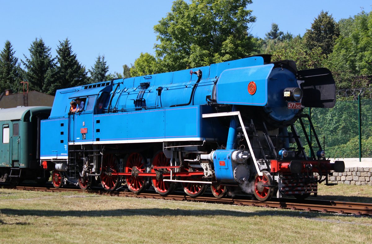 477 043 fuhr am 27.08.16 von Lužná u Rakovníka nach Chomutov. Dort steht ein Besuch des Depots des Technischen Nationalmuseums Prag auf dem Programm. Hier der Zug in Chomutov.