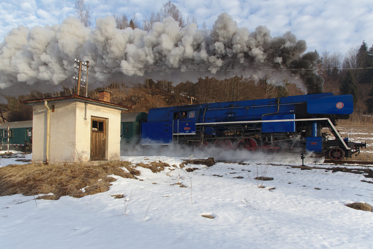 477.013 fährt gerade in Nová Maša ein. (17.02.2017)